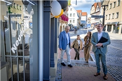 Rainer Gauger (von links), Jennifer Studzinski, Sigrid Göttlich und Maximilian Friedrich sehen mit Freude, dass sich viele Leerstände in der Stadt inzwischen gefüllt haben – etwa beim neu eröffneten Friseursalon Peshko. Fotos: Alexander Becher