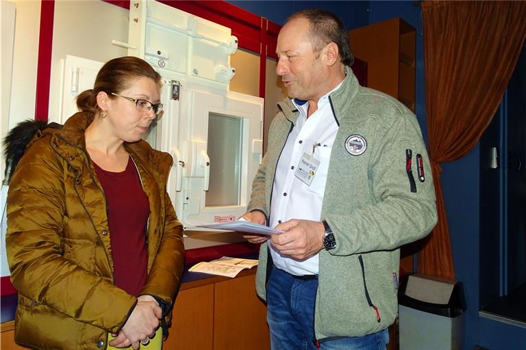 Rainer Groß gibt Tipps, wie man sein Haus vor ungebetenen Gästen schützen kann. Aus Erfahrung weiß er: Wenn es einem Einbrecher nicht innerhalb weniger Minuten gelingt, ins Haus zu kommen, gibt er in der Regel auf. Foto: Polizeipräsidium Aalen