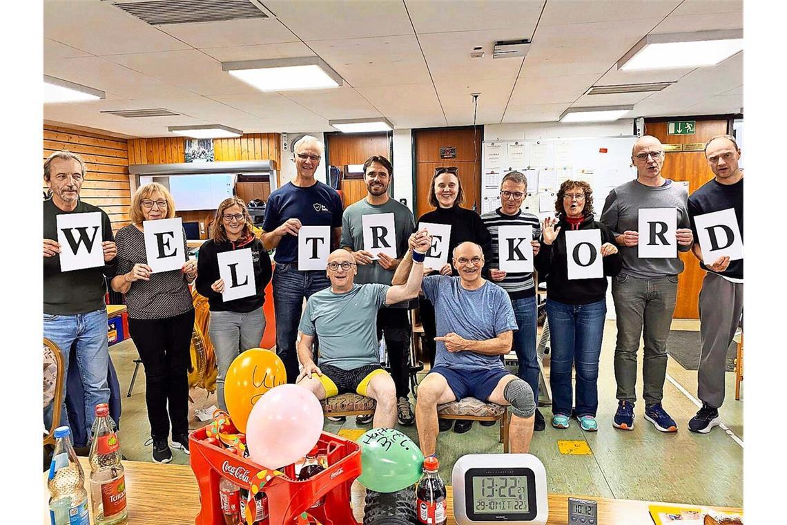 24-Stunden-Kegelweltrekord geknackt Rainer Hagenlocher (vorne links) und Uwe Luckscheiter (vorne rechts) haben den Weltrekord im 24-Stunden-Kegeln mit Unterstützung zahlreicher Helfer vorzeitig geknackt.