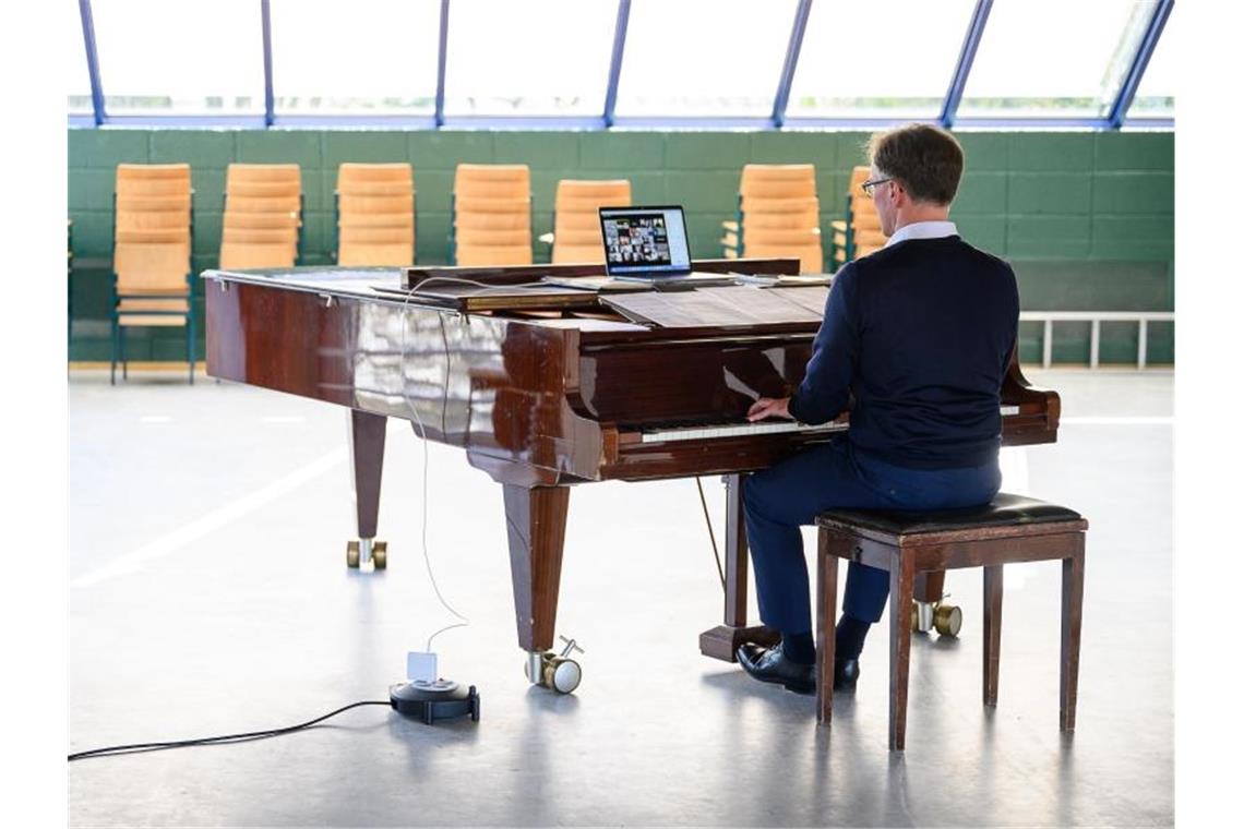 Rainer Homburg spricht während einer digitalen Chorprobe der Hymnus-Chorknaben. Foto: Sebastian Gollnow/dpa/Archivbild