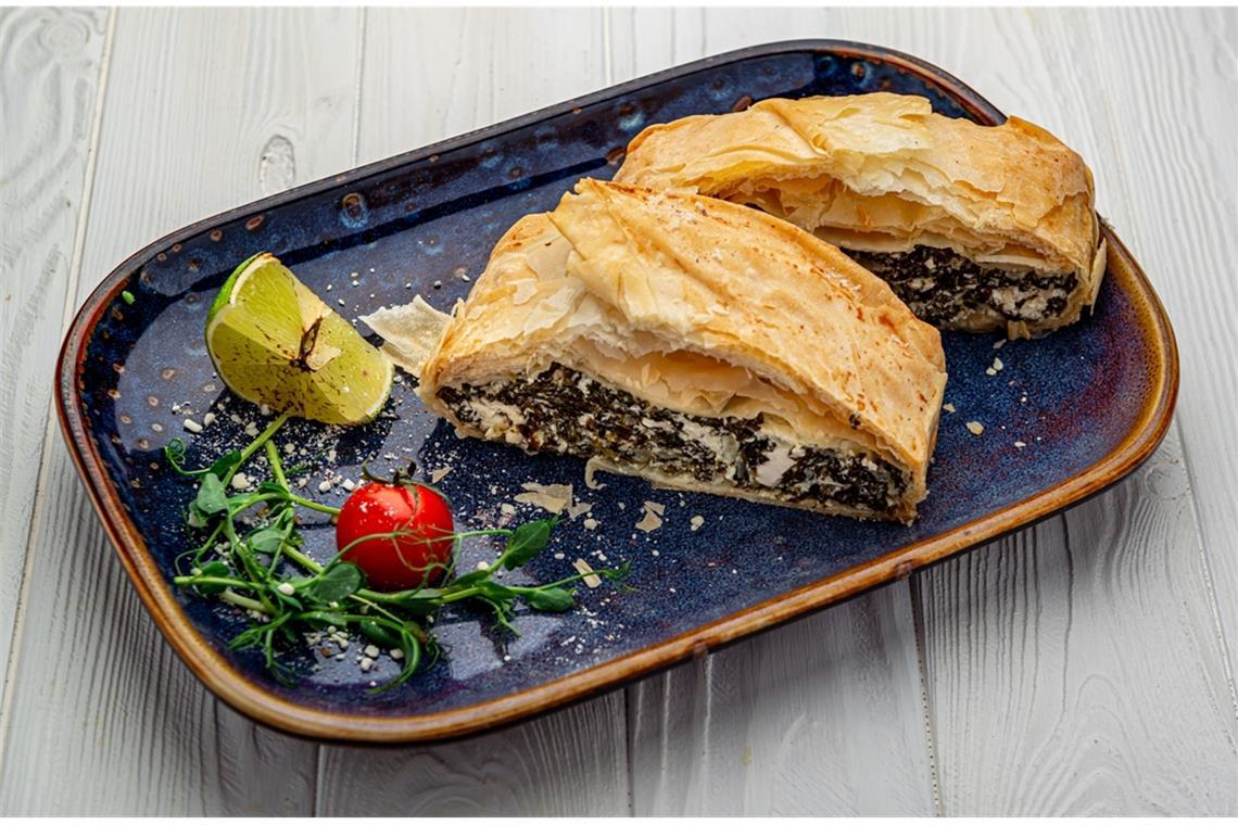 Rainer Klutsch präsentiert hausgemachten Spinatstrudel. (Symbolbild)