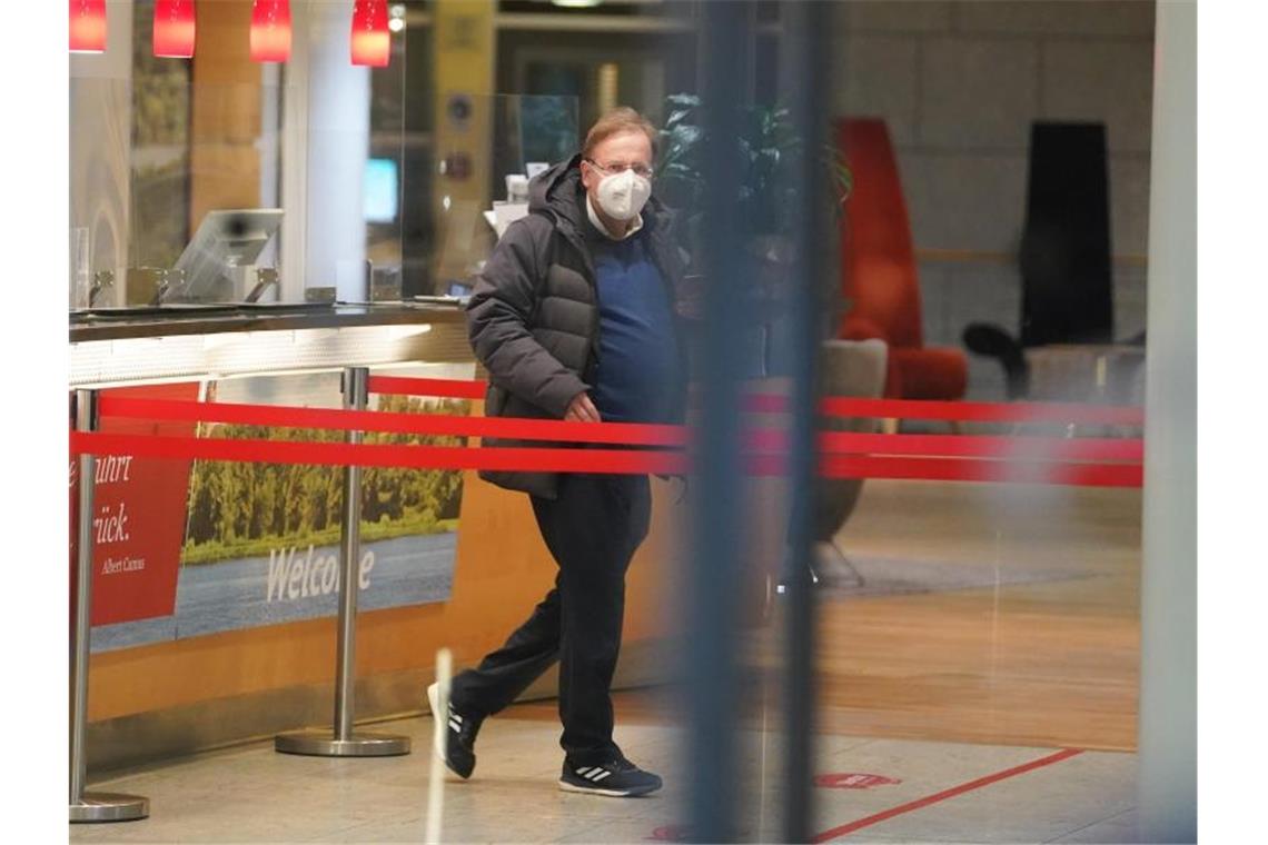 Rainer Koch, DFB-Vizepräsident, kommt ins Kongresshotel Potsdam. Foto: Jörg Carstensen/dpa