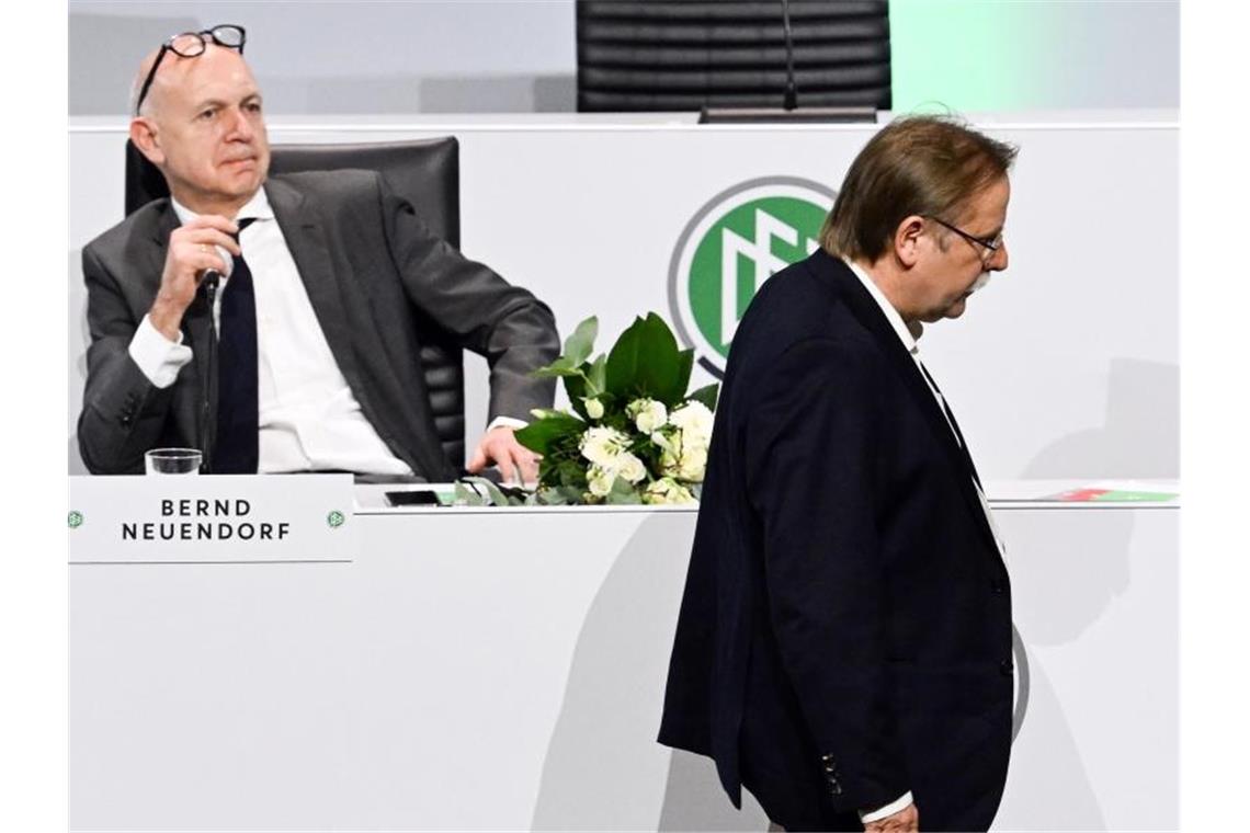 Rainer Koch (r) war im Gegensatz zu Bernd Neuendorf ein Verlierer des DFB-Bundestags. Foto: Federico Gambarini/dpa