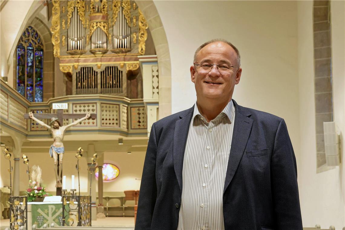 Rainer Köpf an seiner alten Wirkungsstätte in der Beutelsbacher Stiftskirche. In der Remstalgemeinde hat der Pfarrer bleibende Spuren hinterlassen, zum Beispiel einen biblischen Weinwanderweg mit 20 Stationen. Foto: Gabriel Habermann