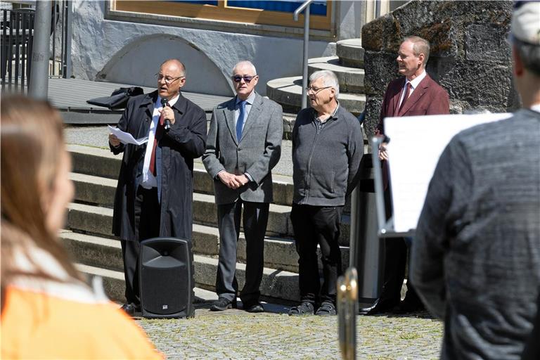 Rainer Köpf, Rolf Idler, Wolfgang Beck und Klaus Herberts (von links) sprechen zum Abschluss der Veranstaltung ein Friedensgebet. Foto: Alexander Becher