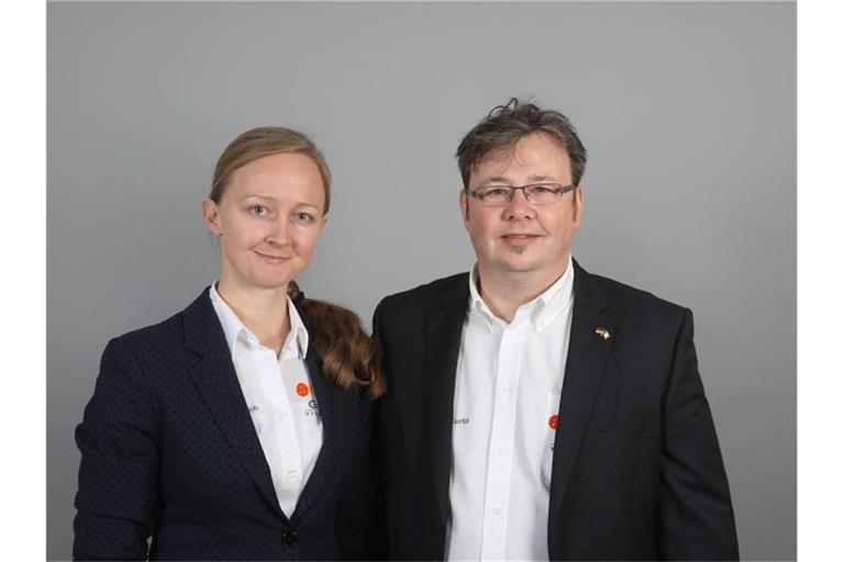 Rainer Kropp-Kurta und Eugenia Remisch schauen in die Kamera. Foto: -/DPhV/Heraeus Bildungsstiftung/dpa