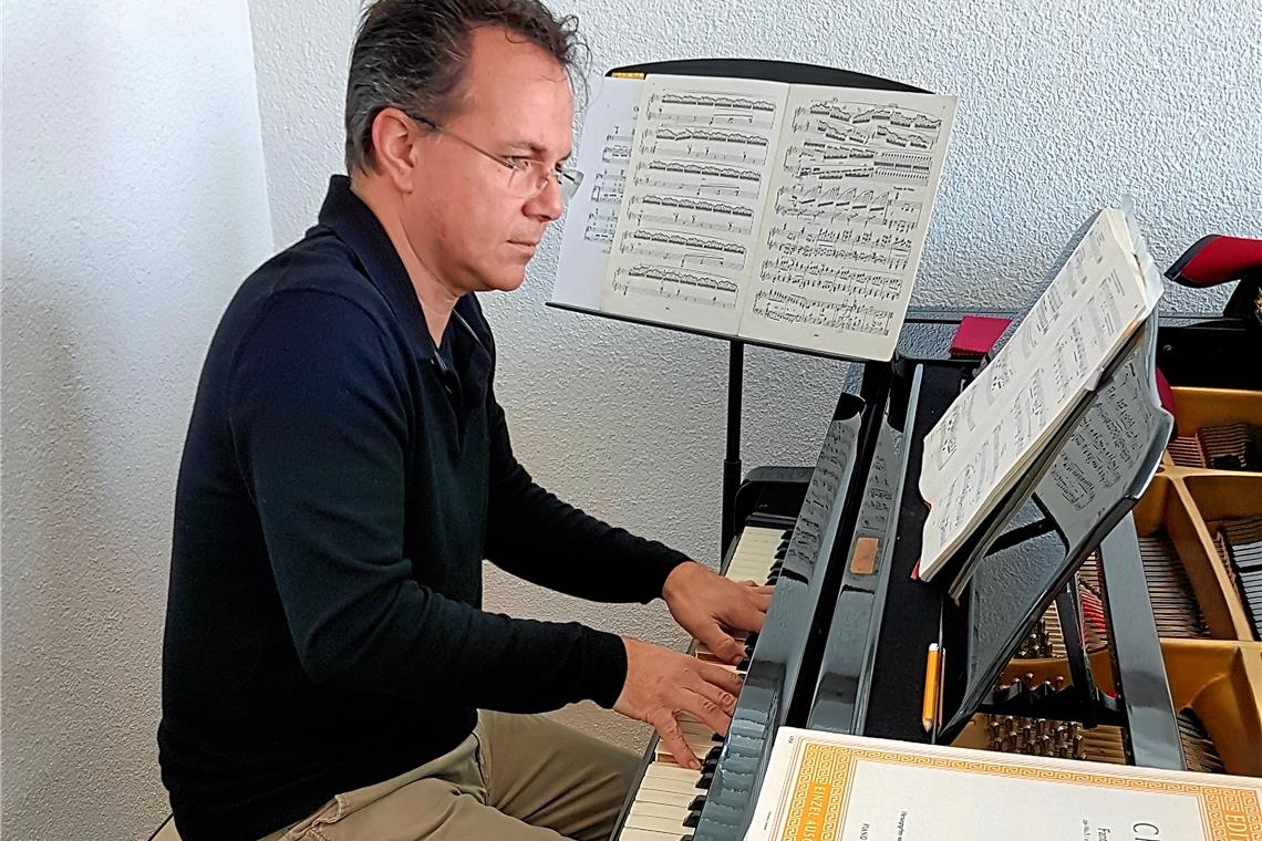 Zwischen Verständnis und Beklemmung Rainer Roos bereitet sich auf „die hoffentlich anstehende Sommersaison vor“. Auch die Schlossfestspiele Zwingenberg, deren Intendant er ist, sind viel stärker vom Kartenverkauf abhängig als die weitaus höher subventionierten Staatstheater. „Ich richte Partituren und Orchestermaterial ein, plane Produktionen, schreibe und entwickle Galaprogramme.“ Foto: privat