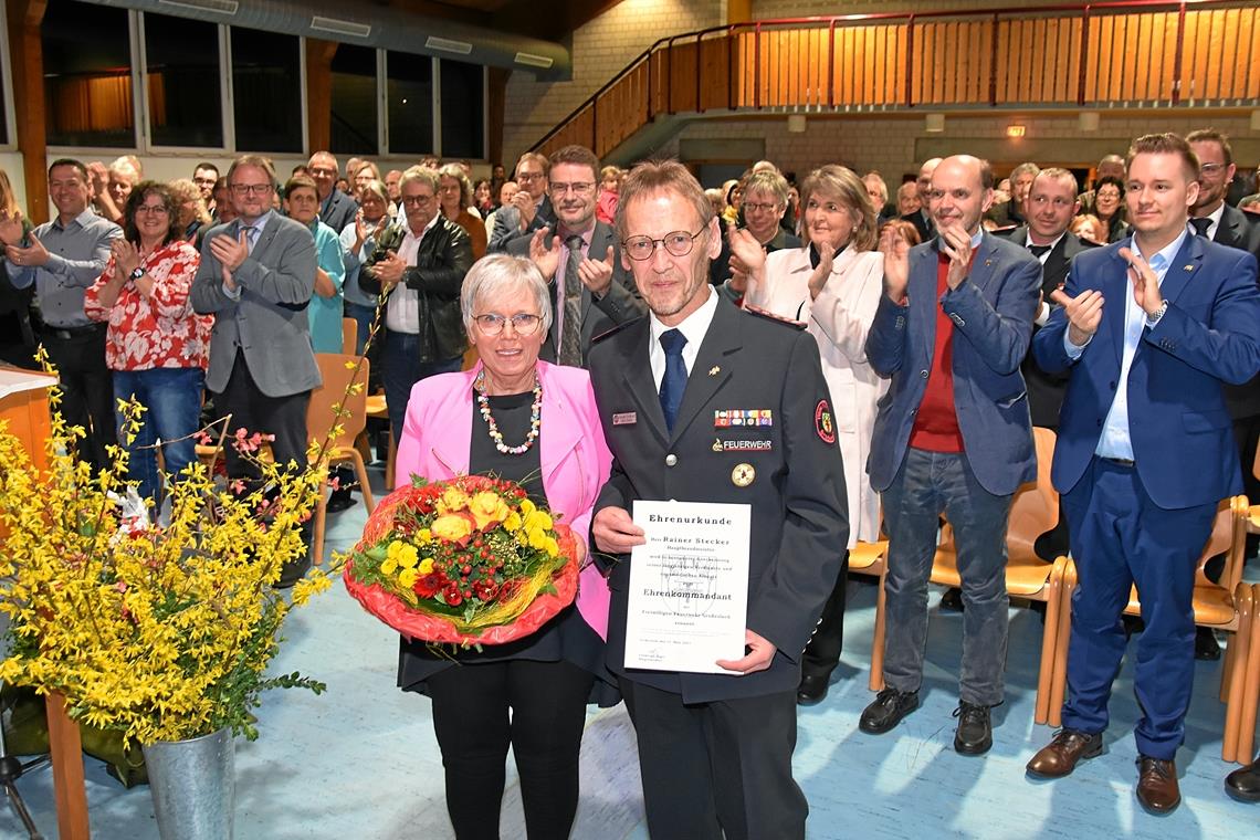 Rainer Stecker und seine Frau bekommen stehende Ovationen. 30 Jahre lang war Stecker Kommandant der freiwilligen Feuerwehr.