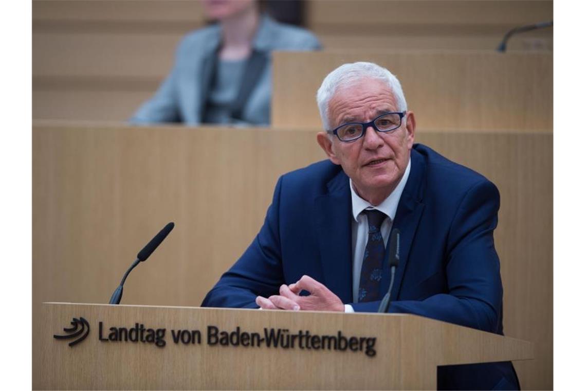 Steuerzahlungen in Milliardenhöhe in Baden-Württemberg Rainer Stickelberger während der Landtagssitzung zum Landeshaushalt von Baden-Württemberg im Landtag. Foto: picture alliance / Lino Mirgeler/dpa/Archiv