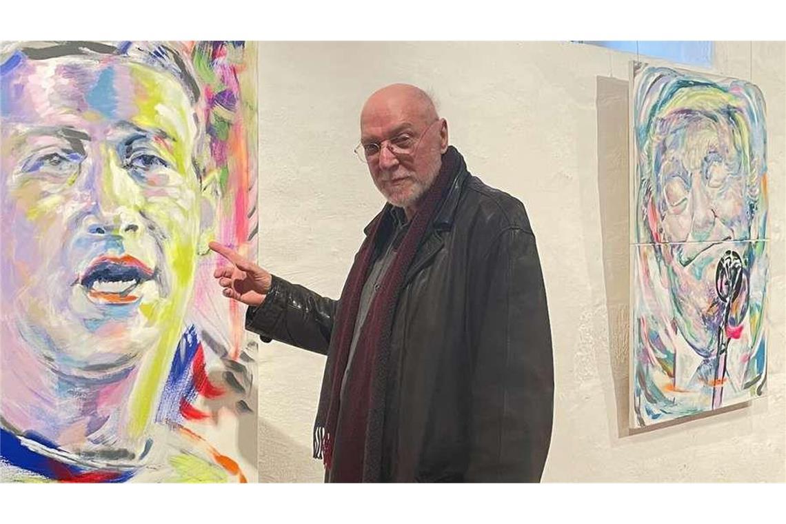 Was bleibt von dem Stuttgarter Kunstkritiker Rainer Vogt? Rainer Vogt 2024 inmitten einer Ausstellung eigener Porträts zum Thema „Mächtige“ in der Zehntscheuer in Abtsgmünd