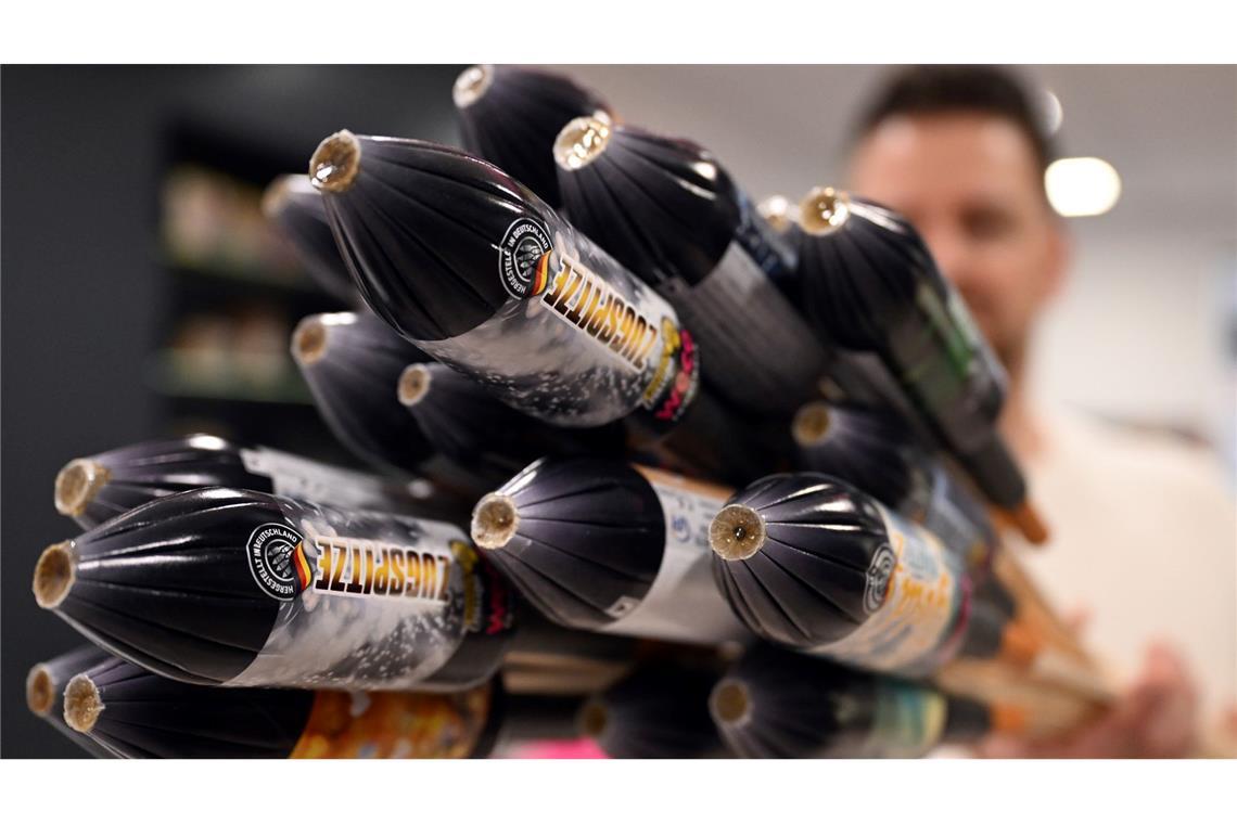 Raketen von Weco - sie sind aus Pappe, wie die Firma betont. Plastikkappen haben sie nicht mehr.