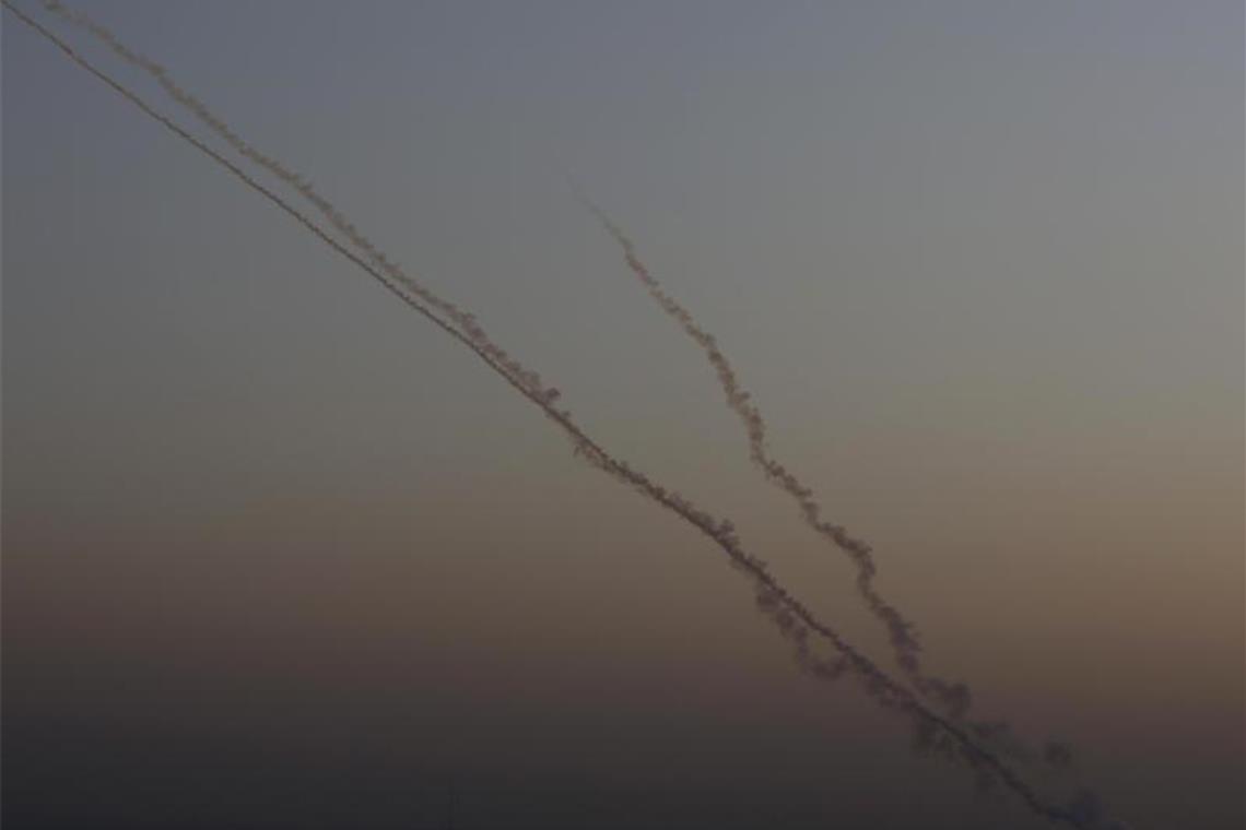 Raketen werden am Mittwoch aus dem Gazastreifen in Richtung Israel abgefeuert. Foto: Hatem Moussa/AP/dpa