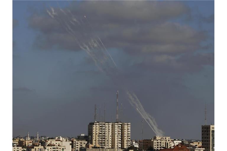 Raketen werden aus dem Gazastreifen auf Israel abgefeuert (Foto vom Montag). Foto: Hatem Moussa/AP/dpa