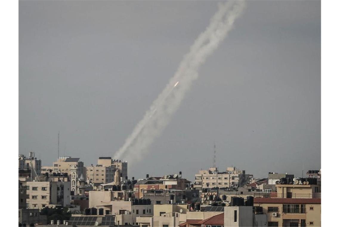 Massive Raketenangriffe: Israel antwortet mit Luftschlag Raketen werden aus dem Gazastreifen in Richtung Israel abgefeuert. Foto: Mohammed Talatene/dpa
