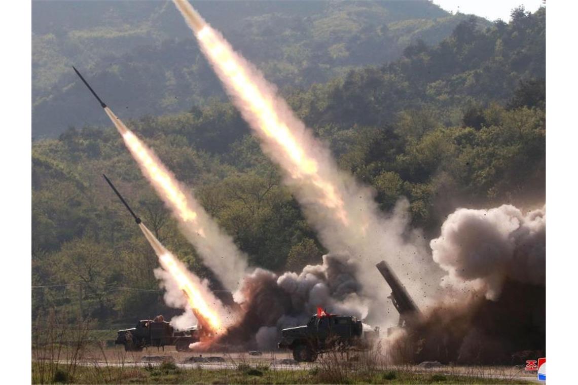 Raketenabschuss an einem unbekannten Ort in Nordkorea. Die selbst erklärte Atommacht hat ihre Waffentests fortgesetzt - und die internationale Gemeinschaft damit erneut gereizt. Foto: KCNA
