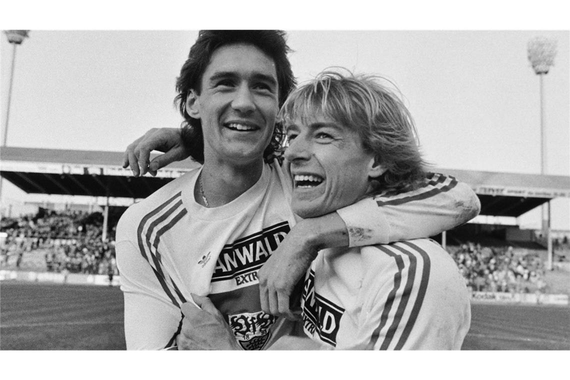 Ralf Allgöwer (li., im VfB-Dress mit   Jürgen Klinsmann) spielte von 1987 bis 1989 für die Kickers. In Ulm war er von 1991 bis 1994 aktiv.