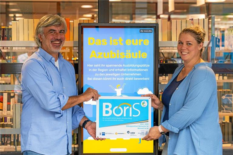 Ralf Bachmaier und Sarah Thiesen sind stolz auf die Auszeichnung, hinter der viele verschiedene Maßnahmen stehen. Foto: Alexander Becher