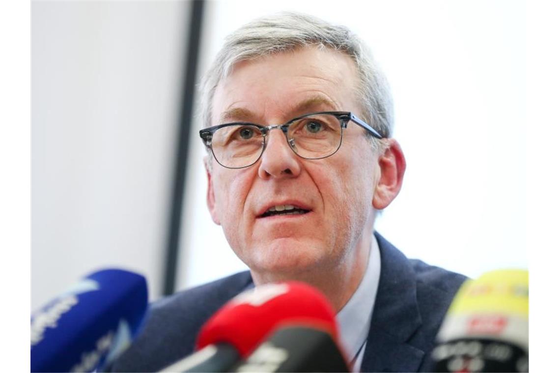 Vergiftete Babys: Konsequenzen im LKA unklar Ralf Michelfelder, Präsident des Landeskriminalamtes Baden-Württemberg, spricht bei einer Pressekonferenz. Foto: Christoph Schmidt/dpa/Archivbild