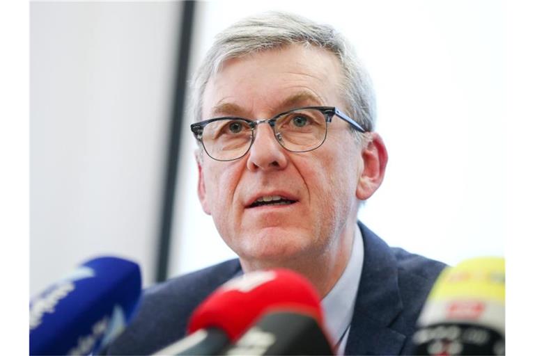 Ralf Michelfelder, Präsident des Landeskriminalamtes Baden-Württemberg, spricht bei einer Pressekonferenz. Foto: Christoph Schmidt/dpa/Archivbild