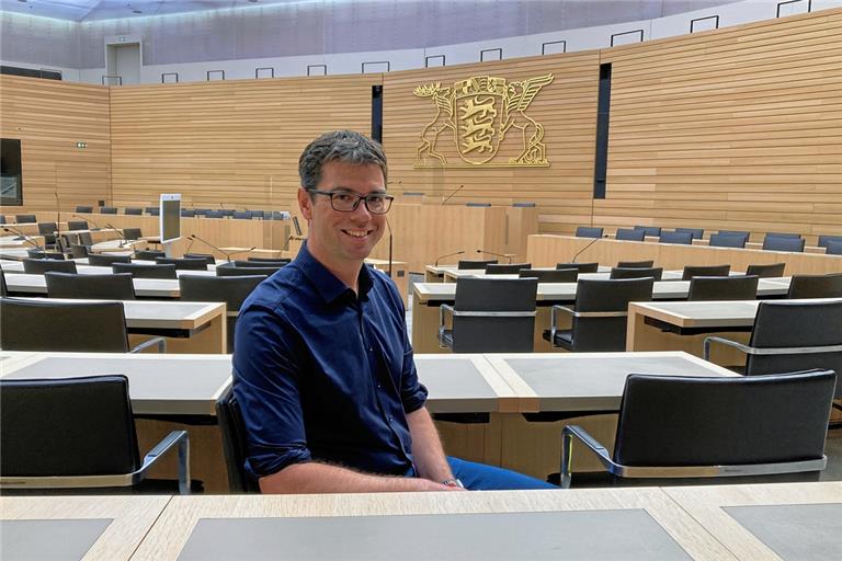 Ralf Nentwich auf seinem angestammten Platz im Landtag von Baden-Württemberg. Mit 58 Abgeordneten stellen die Grünen hier die größte Fraktion. In seinem ersten Jahr hat der Backnanger Abgeordnete zwei Reden im Plenarsaal gehalten. Foto: Kornelius Fritz