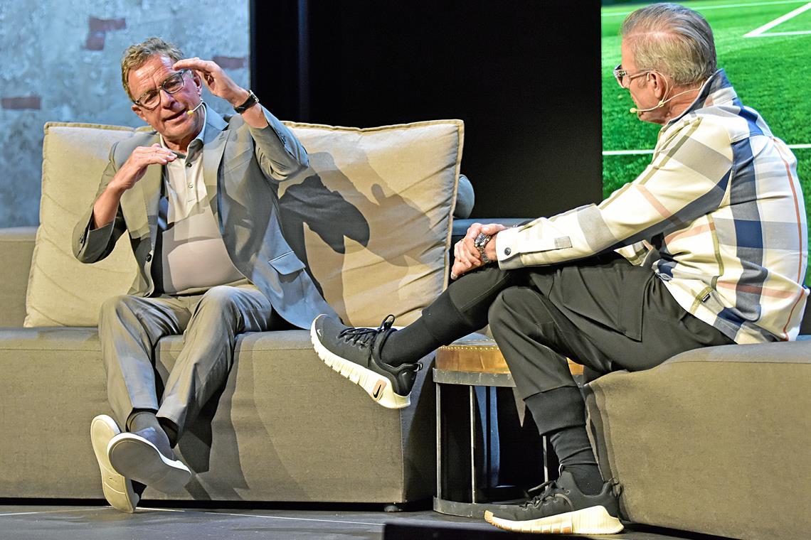 Ralf Rangnick (links) auf der Bühne im Aspacher Bergwerk im Gespräch mit Fernsehmoderator Michael Antwerpes. Foto: Tobias Sellmaier