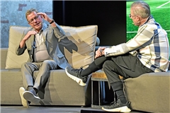 Ralf Rangnick (links) auf der Bühne im Aspacher Bergwerk im Gespräch mit Fernsehmoderator Michael Antwerpes. Foto: Tobias Sellmaier