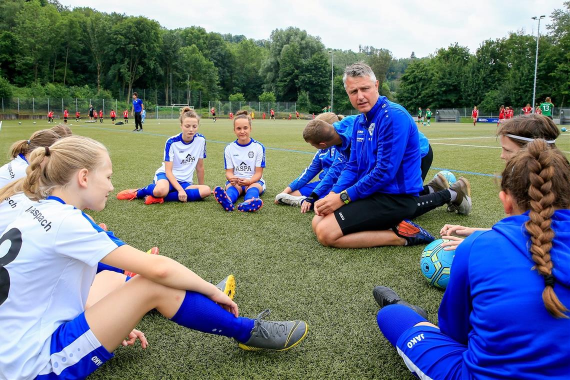 Ralf Schlipf ist bei der Spvgg Kleinaspach/Allmersbach nicht nur Jugendleiter, der C-Lizenz-Inhaber kümmert sich als Trainer auch um die Bambinis und die C-Juniorinnen. Foto: A. Becher