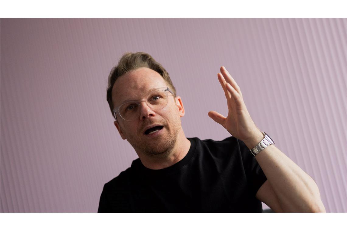 Ralf Schmitz setzt auf Tempo, Improvisation und seinen typischen schnellen Humor.