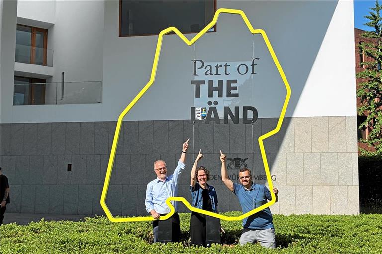 Ralf Widmann, Verena Klitzke und Daniel Mouratidis (von links) halten in Berlin die Fahne Backnangs und Baden-Württembergs hoch. Foto: Martin Tschepe
