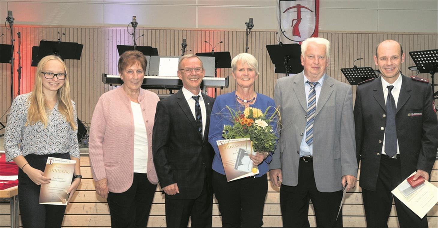 Ralf Wörner hatte die Ehre, viele Allmersbacher Bürger auszuzeichnen (von links): Anna Schneidereit, Gisela Schimke, Bürgermeister Ralf Wörner, Beate Wörner, Jürgen Burr und Rainer Mix.