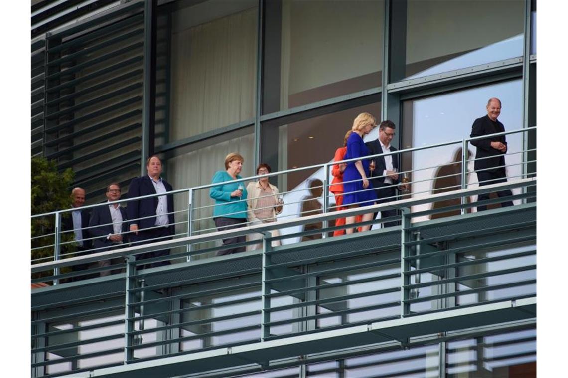 Koalition macht bei Grundsteuerreform Tempo Ralph Brinkhaus, Alexander Dobrindt, Helge Braun, Angela Merkel, Annegret Kramp-Karrenbauer, Malu Dreyer, Manuela Schwesig, Thorsten Schäfer-Gümbel und Olaf Scholz auf dem Balkon im Bundeskanzleramt. Foto: Gregor Fischer