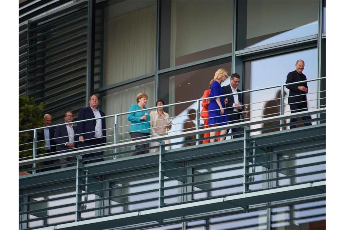 Ralph Brinkhaus, Alexander Dobrindt, Helge Braun, Angela Merkel, Annegret Kramp-Karrenbauer, Malu Dreyer, Manuela Schwesig, Thorsten Schäfer-Gümbel und Olaf Scholz auf dem Balkon im Bundeskanzleramt. Foto: Gregor Fischer