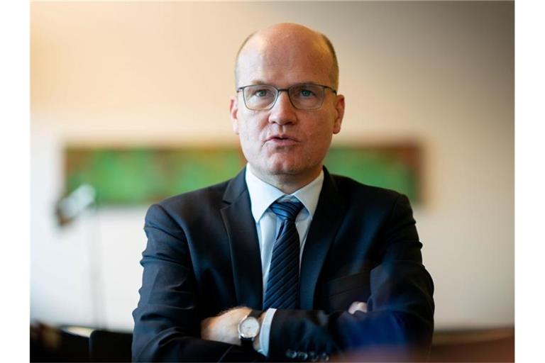 Ralph Brinkhaus (CDU), Vorsitzender der CDU/CSU-Bundestagsfraktion, spricht in seinem Büro in einem Interview mit Journalisten der Deutschen Presse-Agentur. Foto: Kay Nietfeld/dpa