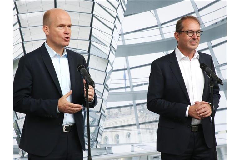 Ralph Brinkhaus (l), CDU/CSU-Fraktionsvorsitzender, und Alexander Dobrindt, Vorsitzender der CSU-Landesgruppe im Deutschen Bundestag, beantworten 2019 auf einer Pressekonferenz Fragen von Journalisten. Foto: Wolfgang Kumm/dpa