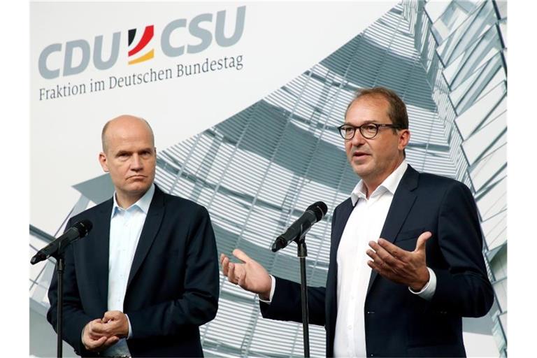 Ralph Brinkhaus und Alexander Dobrindt wollen die Unionfraktion wieder in ein gutes Licht rücken. Foto: Wolfgang Kumm/dpa