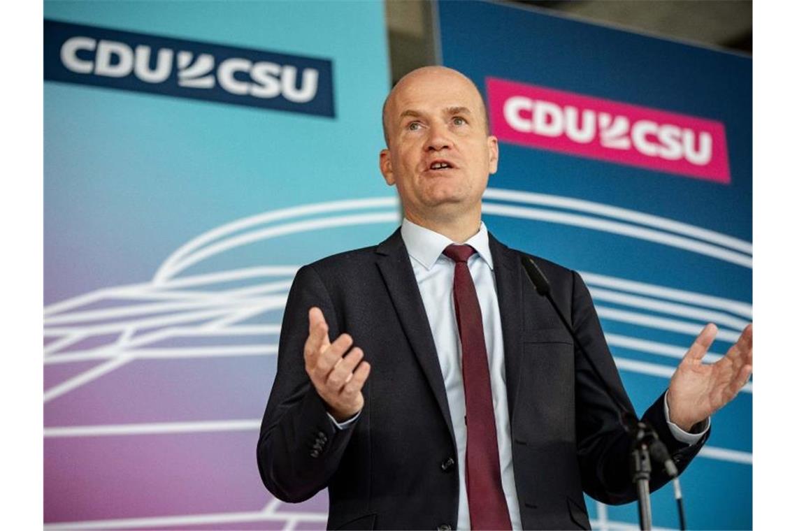 Ralph Brinkhaus, Vorsitzender der CDU/CSU Bundestagsfraktion, spricht bei einem Pressetermin vor Beginn der Sitzung der CDU/CSU Bundestagsfraktion. Foto: Michael Kappeler/dpa