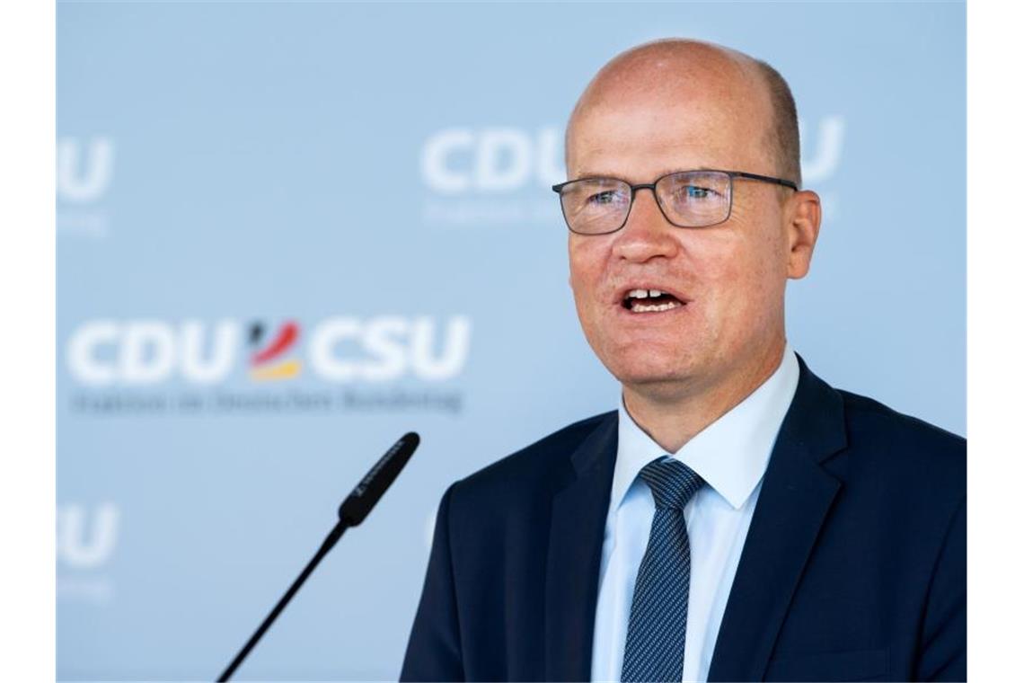 Ralph Brinkhaus, Vorsitzender der CDU/CSU-Bundestagsfraktion, äußert sich vor der Presse. Foto: Bernd von Jutrczenka/dpa