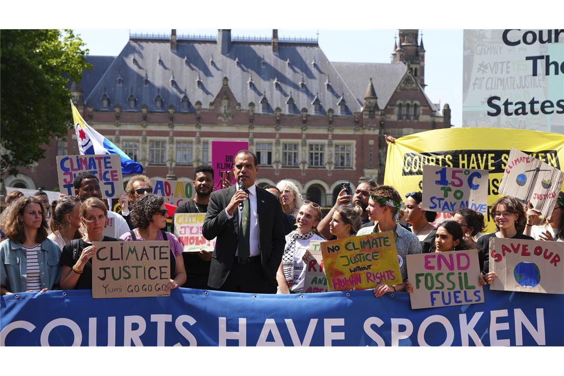 UN-Gericht: Versäumnisse beim Klimaschutz völkerrechtswidrig Ralph Regenvanu (M), Vanuatus Minister für Klimawandel, spricht umringt von Demonstranten, vor dem Internationalen Gerichtshof.