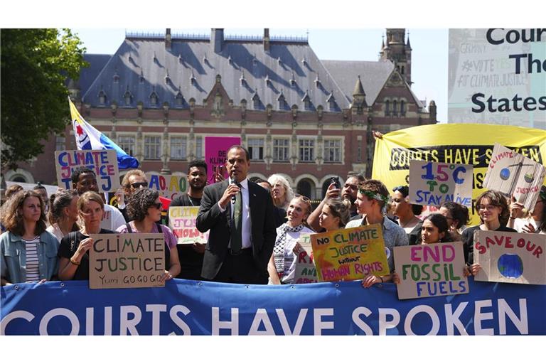 Ralph Regenvanu (M), Vanuatus Minister für Klimawandel, spricht umringt von Demonstranten, vor dem Internationalen Gerichtshof.