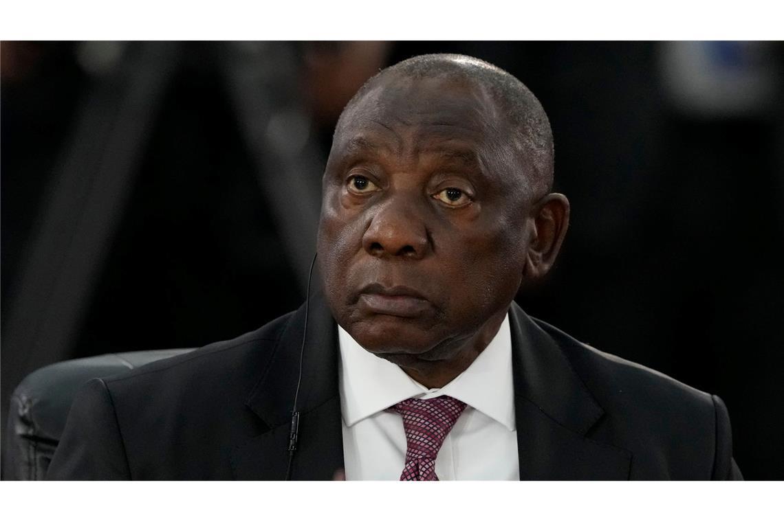Möglicher Polizeiskandal in Südafrika: Minister suspendiert Ramaphosa richtet eine Kommission ein, die die Vorwürfe gegen den Polizeiminister untersuchen soll.