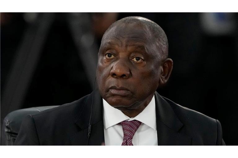 Ramaphosa richtet eine Kommission ein, die die Vorwürfe gegen den Polizeiminister untersuchen soll.