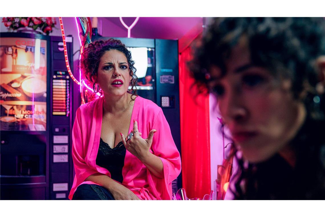 Ramona (Claudia Kottal, li.), Linda Filipovic (Gabriela García-Vargas)