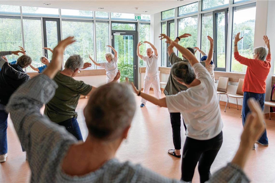 Ramona Hein und Hans Lampe (in Weiß) leiten das Qigong-Training gemeinsam mit qualifizierten onkologischen Fachpflegekräften. Foto: RMK/Fuchs