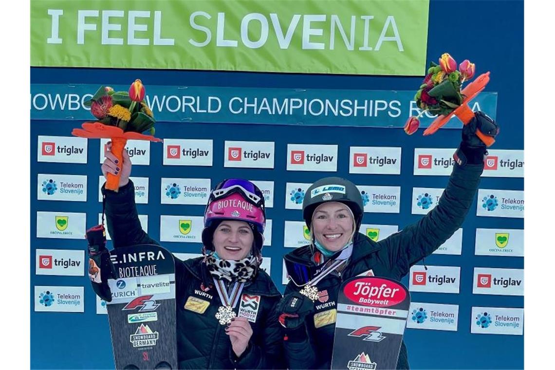 Ramona Hofmeister (r) und Selina Jörg feiern Silber und Bronze beim Parallel-Slalom. Foto: C. Thiel/Snowboard Germany/dpa