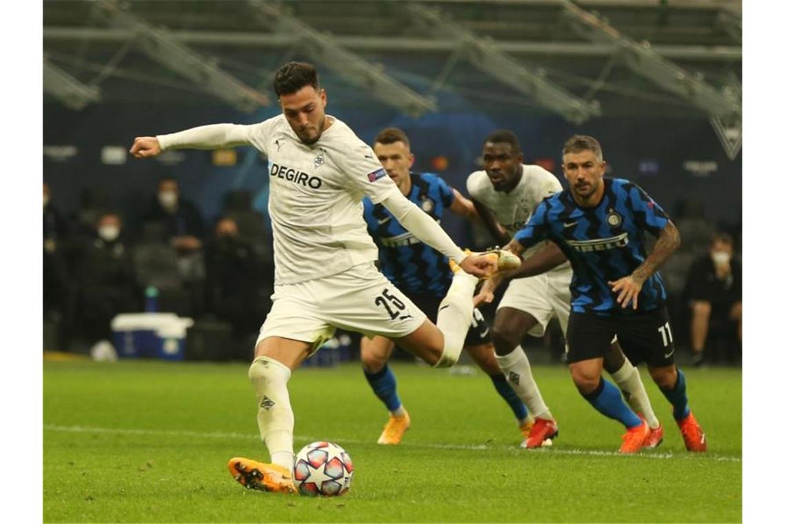 Lukaku verhindert Gladbacher Traumstart in die Königsklasse Ramy Bensebaini (l) sorgte vom Elfmeterpunkt für den Gladbacher Ausgleich. Foto: Cezaro de Luca/dpa