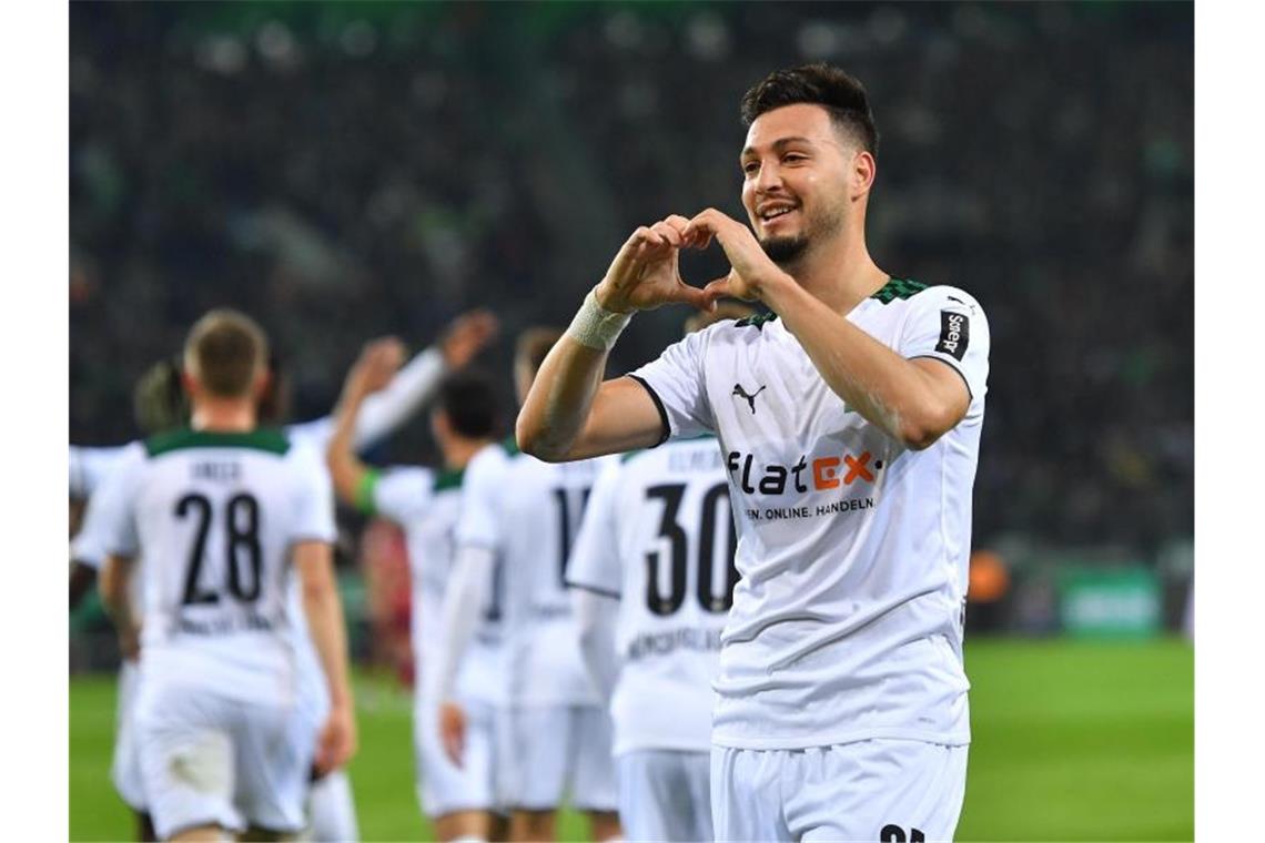 Historische Pokal-Pleite für den FC Bayern in Gladbach Ramy Bensebaini traf beim Gladbacher Kantersieg über die Bayern zweimal. Foto: Marius Becker/dpa