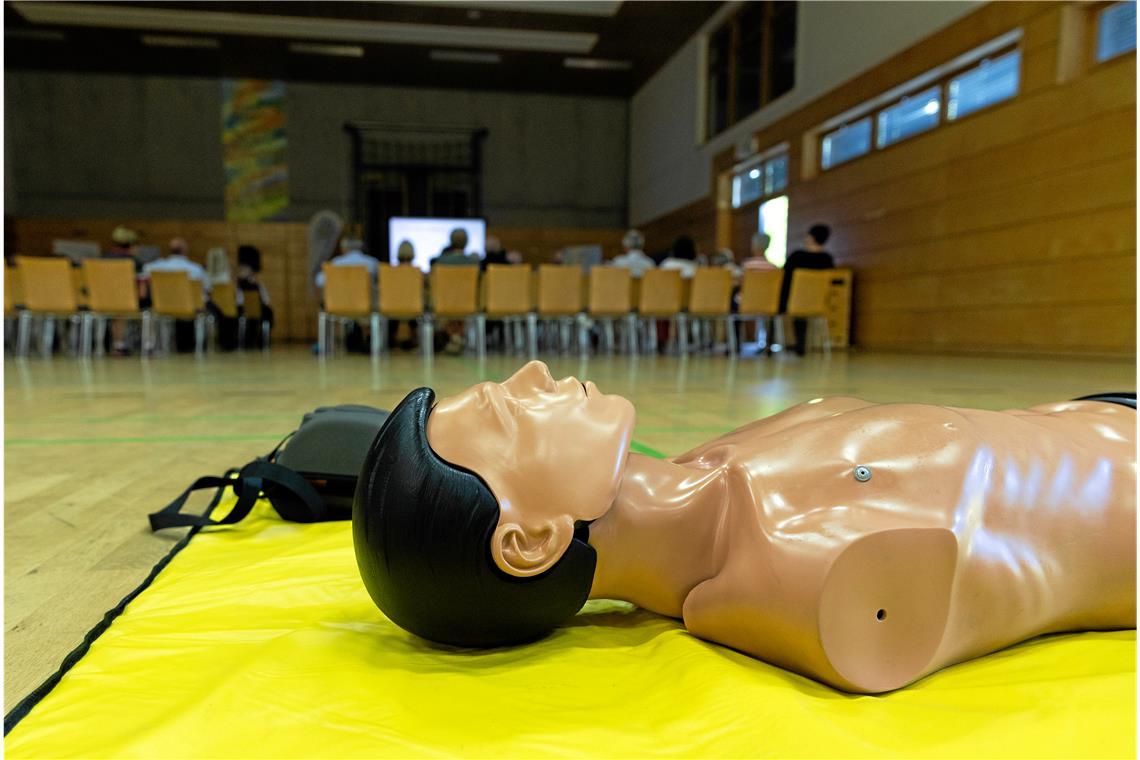 Voller Fokus auf das Herz Ran an das Objekt: In der Hagenbachhalle werden von den Teilnehmern unter anderem an Puppen Reanimationsmaßnahmen geübt. Foto: Alexander Becher