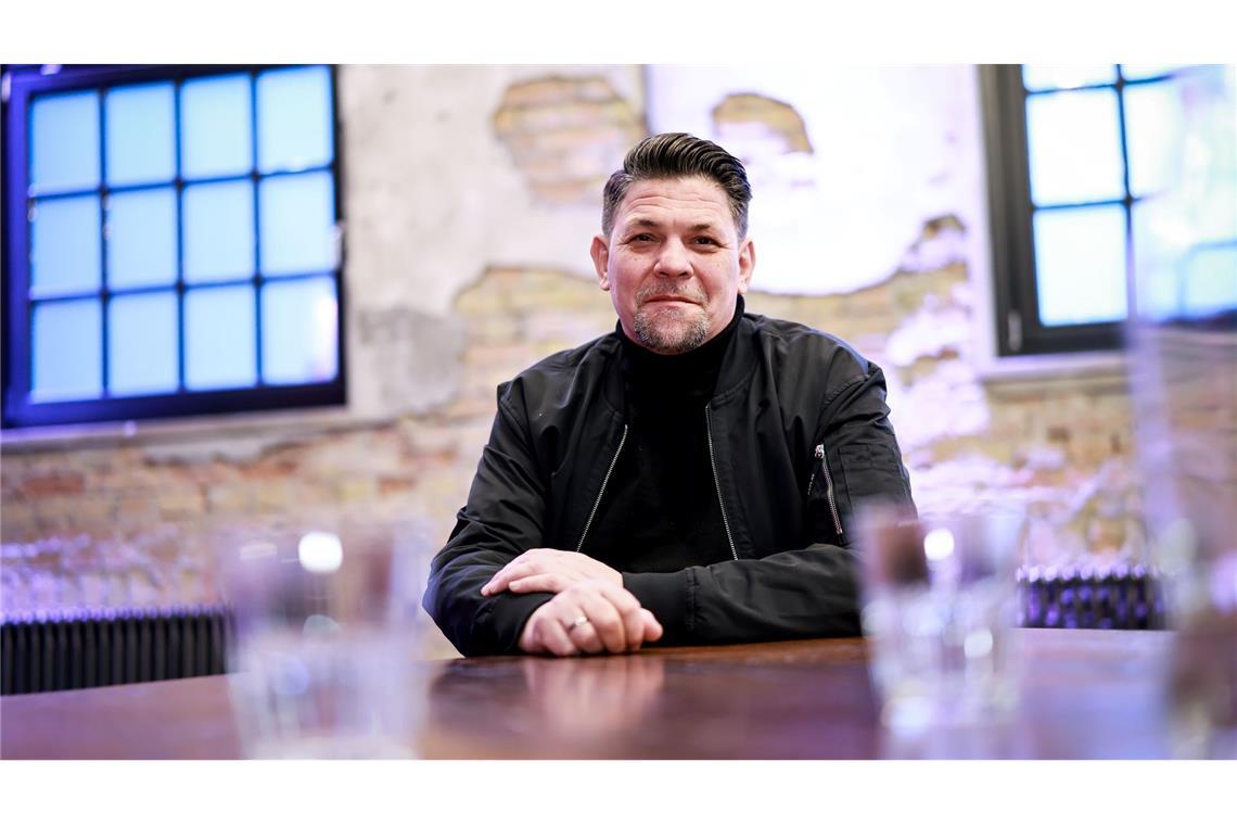 Mälzer und Jamie Oliver kochen - "emotionalste Staffel" Ran an die Töpfe: Am Sonntag startet auf Vox die zehnte Staffel von "Kitchen Impossible" - mit einem Stargast aus dem Ausland.