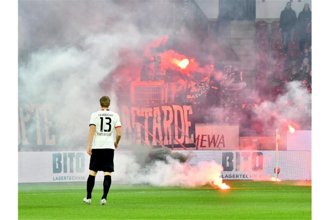 Nach Derby-Pleite in Mainz: Eintracht-Frust über eigene Fans Randale einer kleinen Eintrach-Fan-Gruppe bringen den Club zunehmend in Misskredit. Foto: Torsten Silz/dpa