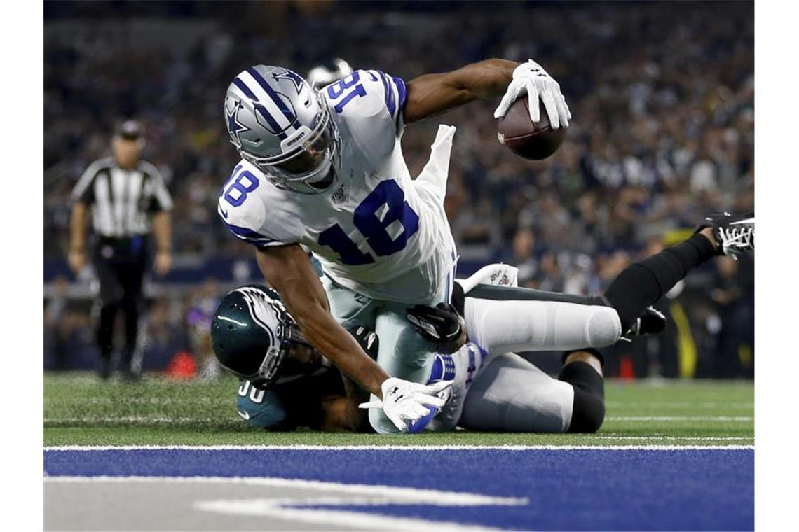 Randall Cobb (v.) von den Dallas Cowboys wird knapp vor der Endzone von Boston Scott gestoppt. Foto: Ron Jenkins/AP/dpa